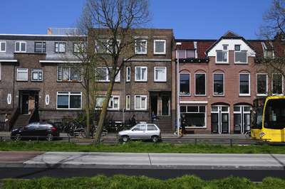 900181 Gezicht op de voorgevels van de huizen Vleutenseweg 207 (rechts) -223 te Utrecht.
